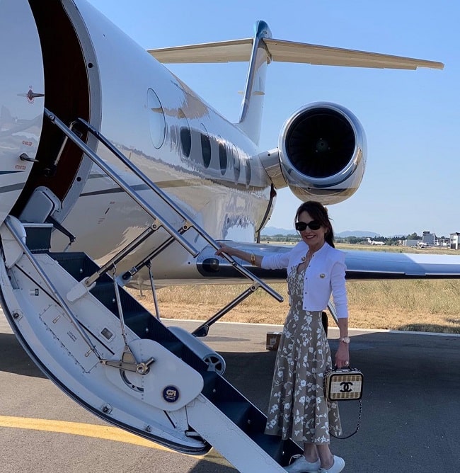 Robin McGraw on her Private Jet.